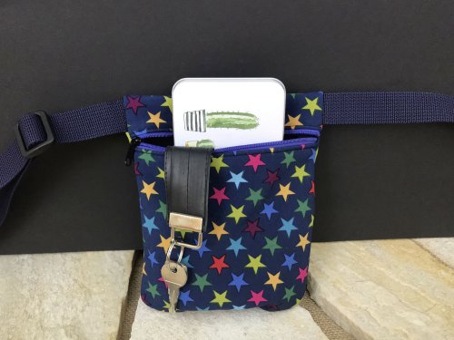 Kinderhüfttasche aus Softshell in blau mit bunten Sternen